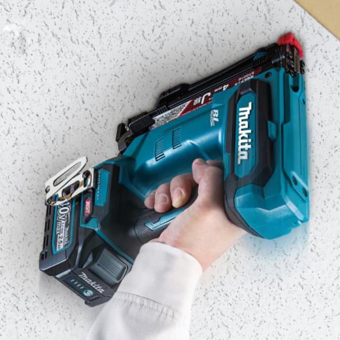 Makita ST002G 充電式タッカ 40Vmax J線10mm ｜ 道具屋オンライン